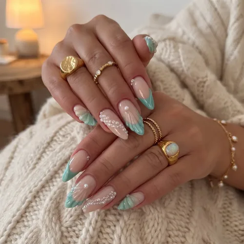 Inspiration nail art french turquoise avec motifs blancs et strass